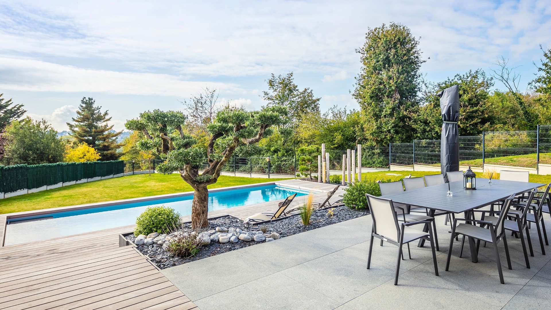 Terrasse im Garten und Pool