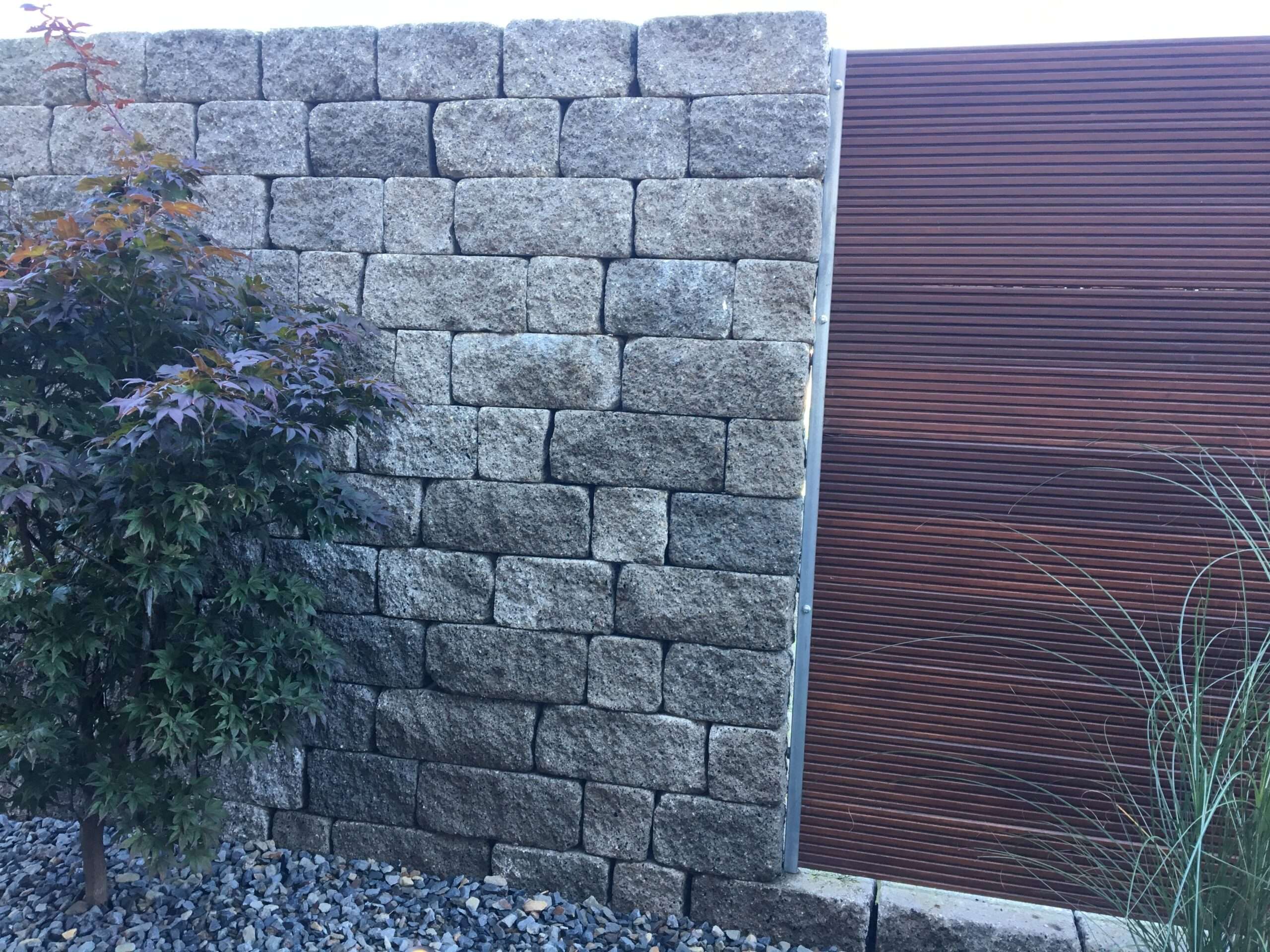 Mauer mit Zaunelement im Garten