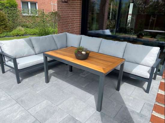 Sitzecke auf einer Terrasse aus Gerlo Lager Terrassenplatten in Grau-Schwarz