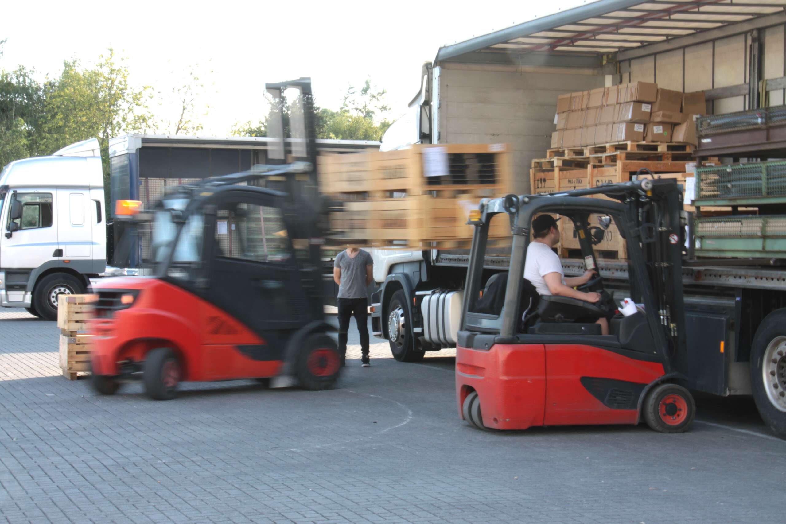 Gabelstapler verladen G&uuml;ter in der Logistik