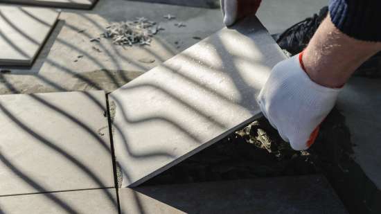 Terrassenplatte wird verlegt