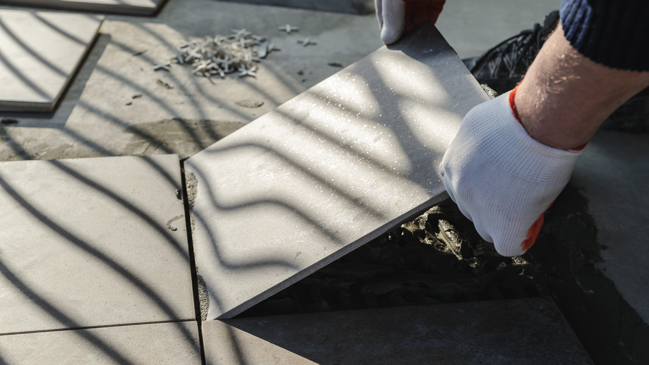 Terrassenplatte wird verlegt