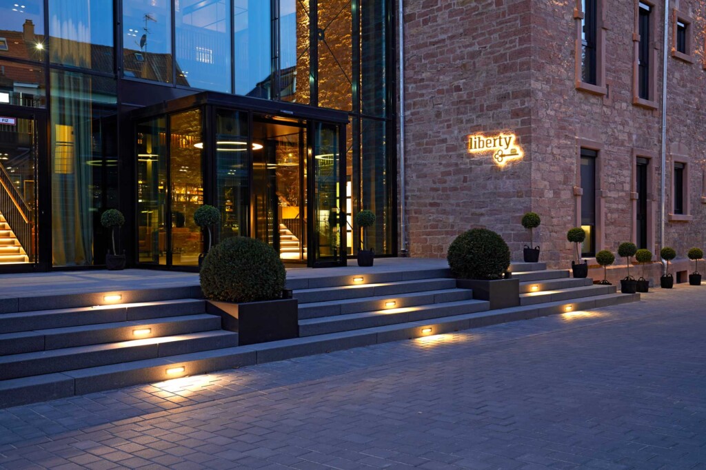 Blockstufe feingestrahlt-(2)-Basalt-(WEB)