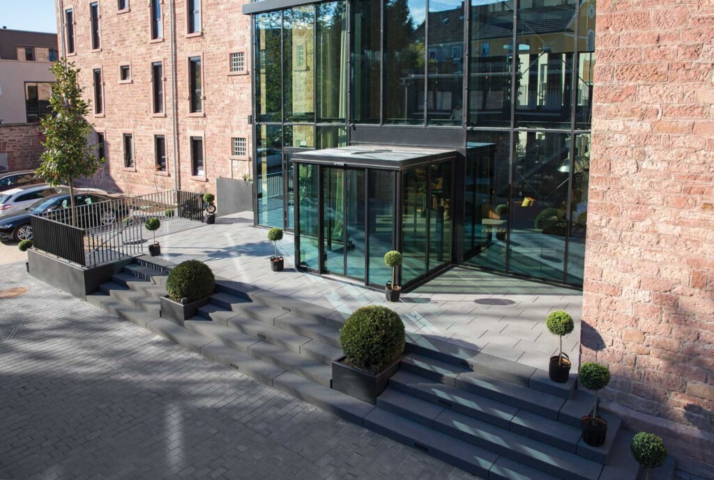 Blockstufen-Feingestrahlt-Basalt-(WEB)