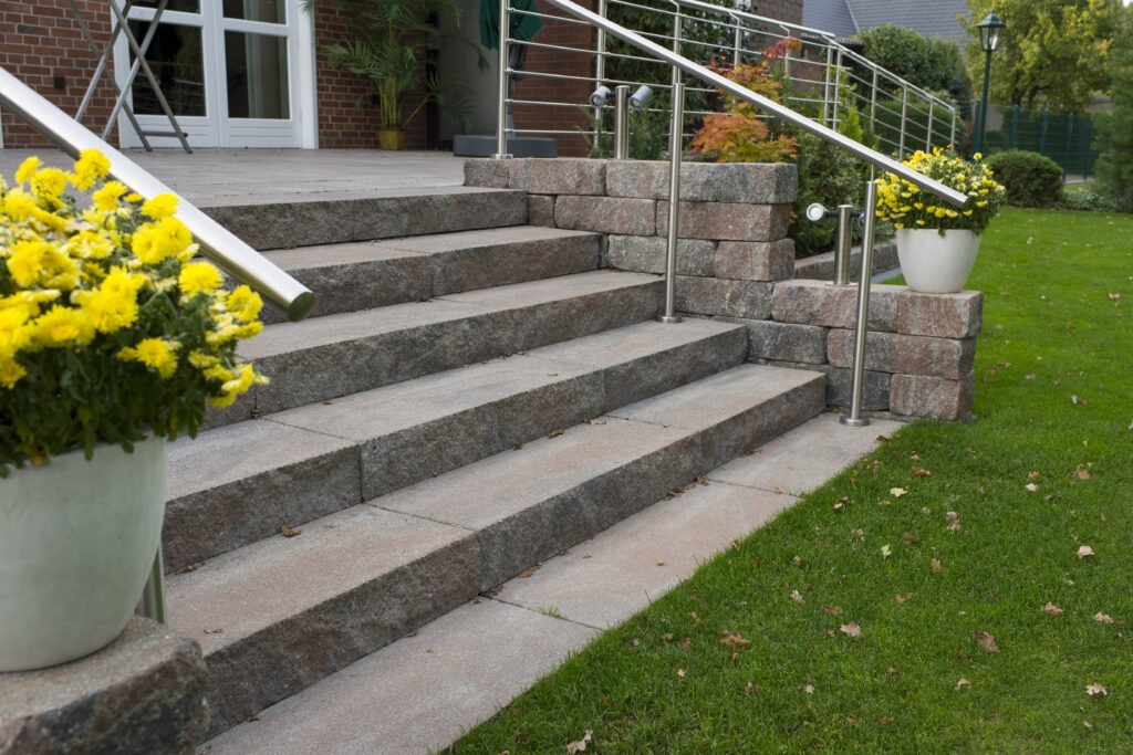 Blockstufen Treppe mit Geländer