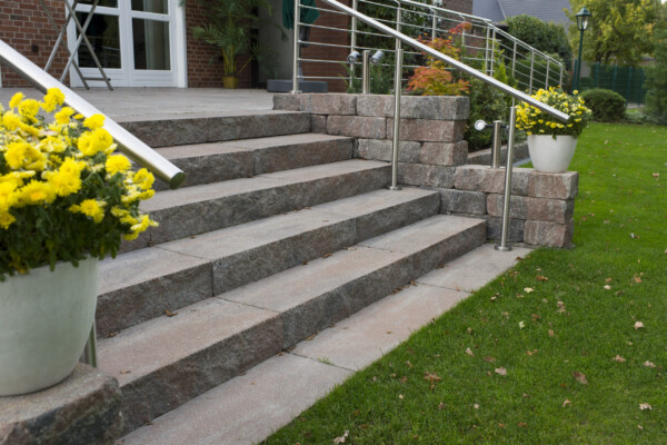 Treppe mit Blockstufen und Geländer