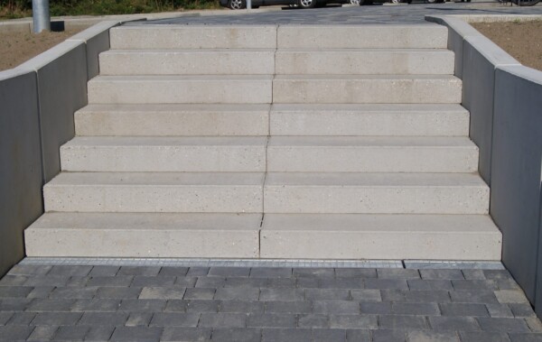 Blockstufen in Betongrau