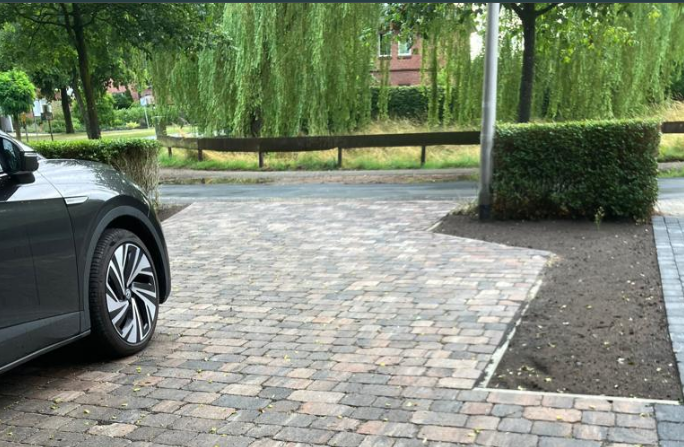 Bild einer Einfahrt mit Pflastersteinen