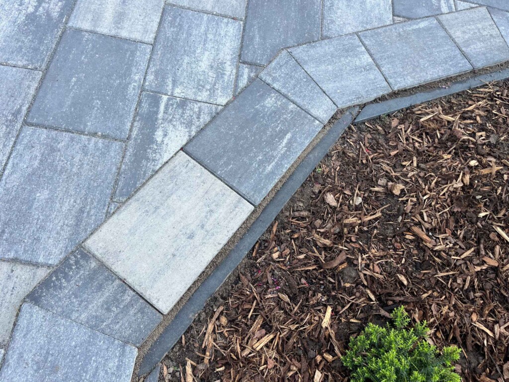 Bordstein Anthrazit mit Beet