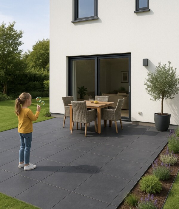 Concreto Classic Terrassenplatten vor einem Haus