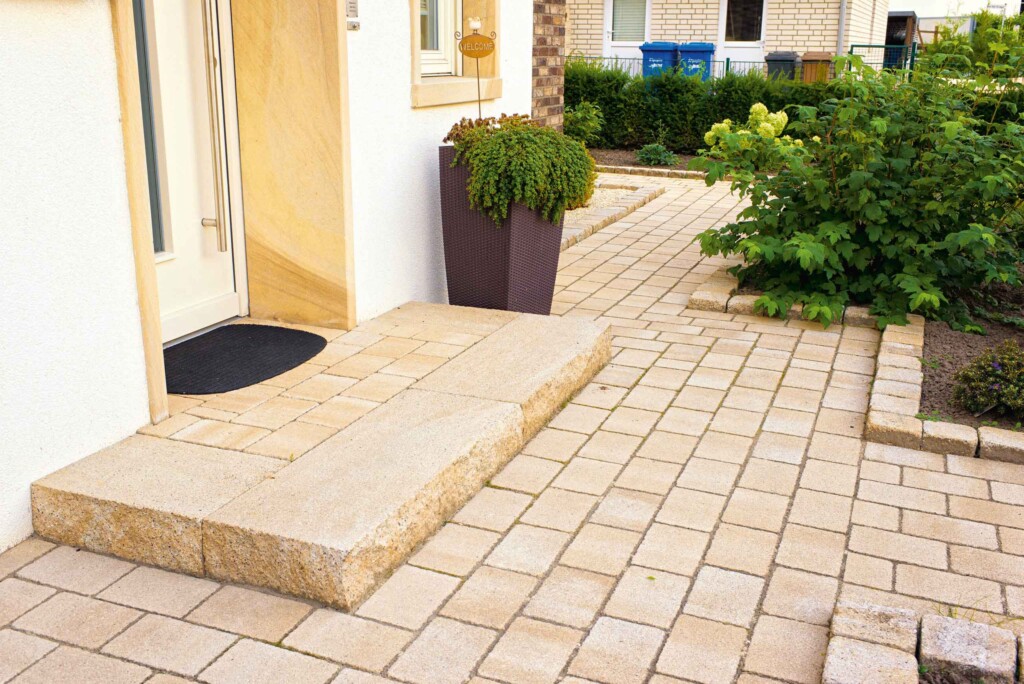Blockstufen vor Hauseingang in beige