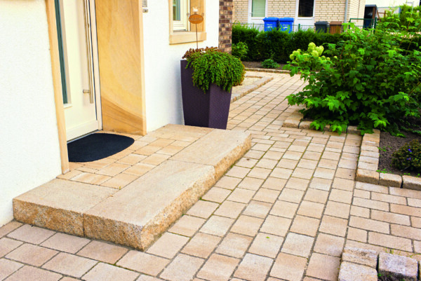 Hauseingang mit Blockstufen in beige