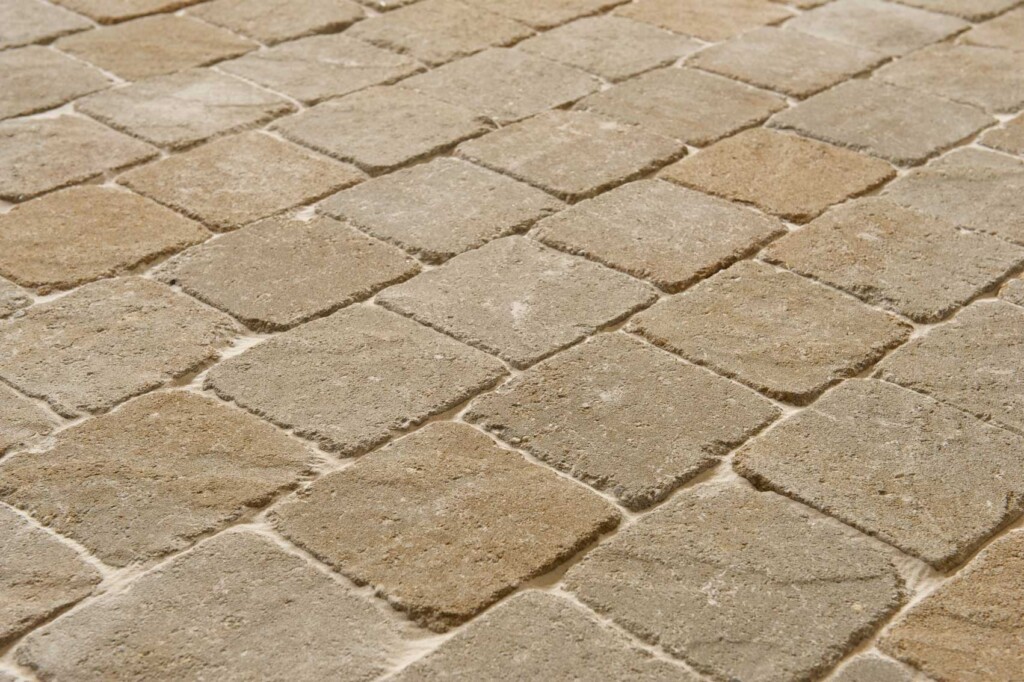 Pflastersteine Duo Antik Beige Hell verlegt mit Fuge