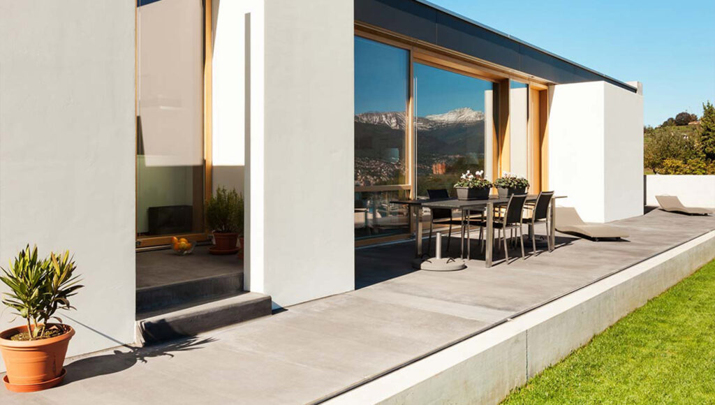 Feinsteinzeug Terrasse mit Haus und Möbeln