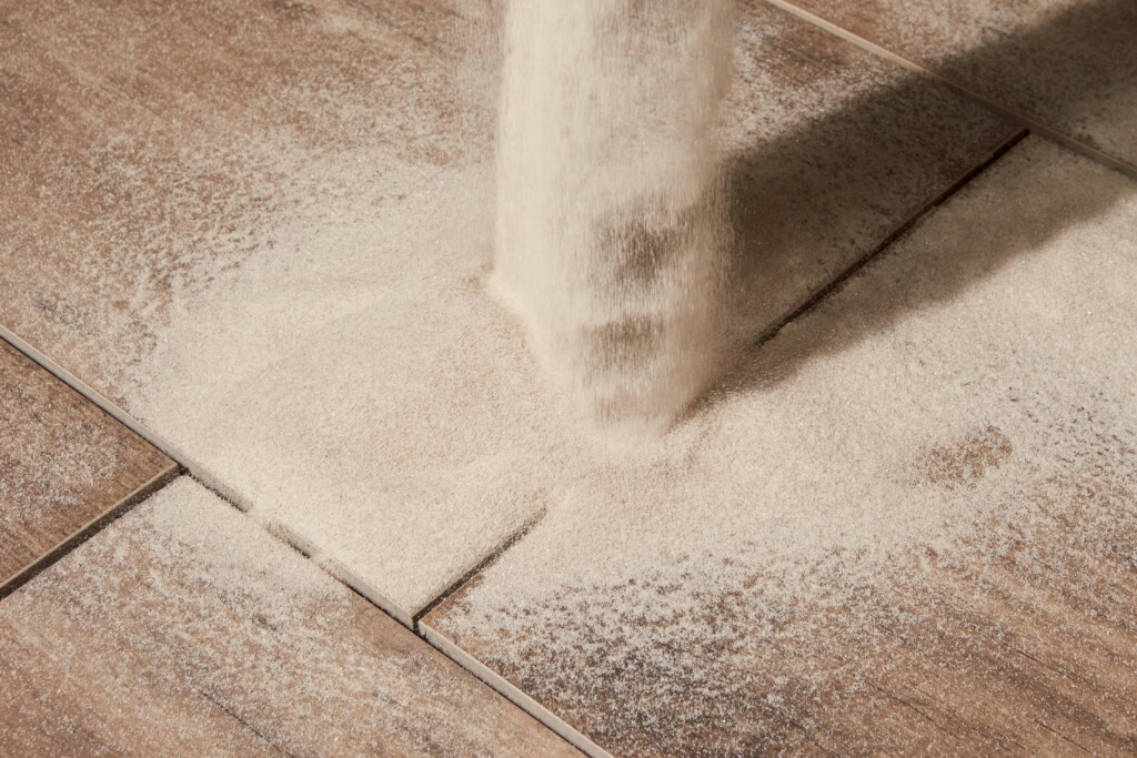 Fugensand wird auf Keramikplatten geschüttet