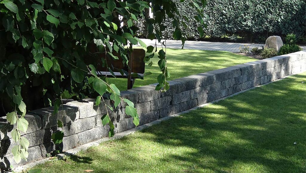 Gartenmauersteine im Garten mit Rasenfläche