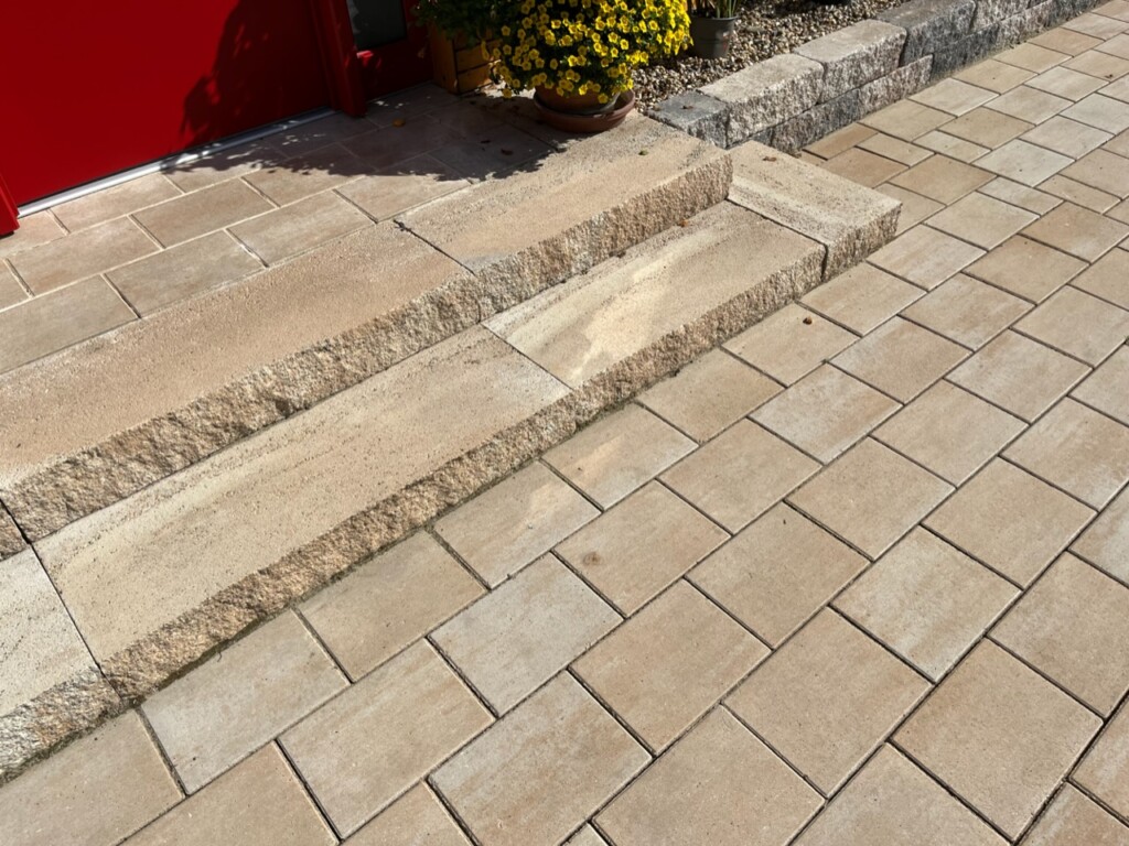 Gerlo Deluxe Blockstufe in Beige vor Haustür