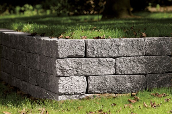 Gartenmauer in Anthrazit mit GerloCastell XL Steinen