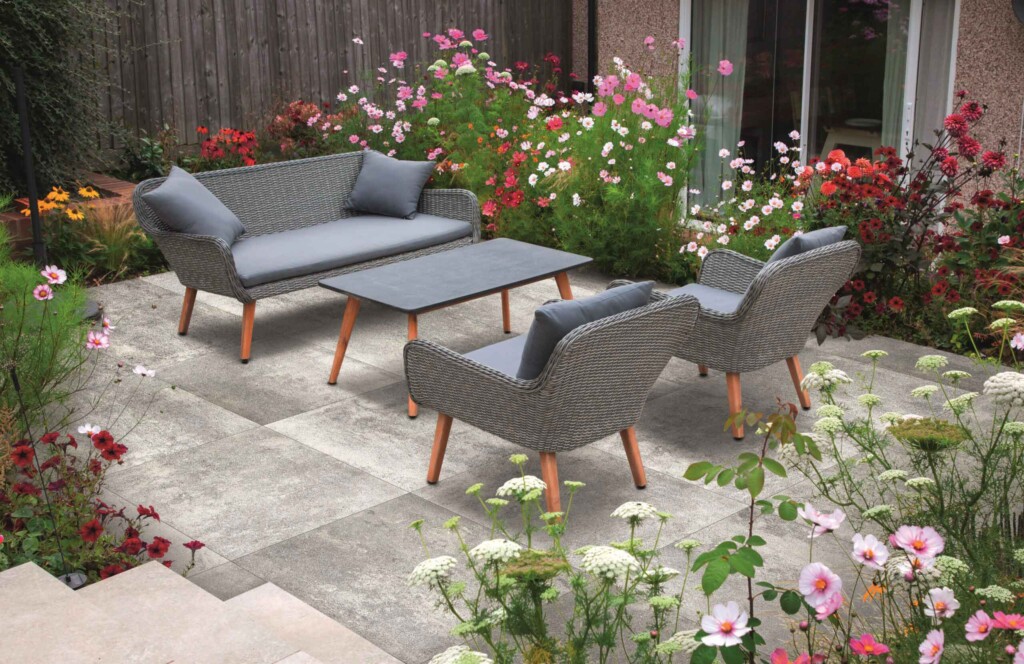 Terrassenplatten Gerlo Pur mit Sitzmöbeln