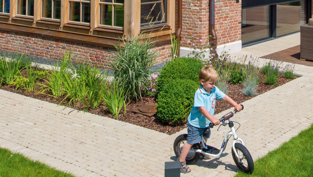 Corda Antik Pflaster vor Haus