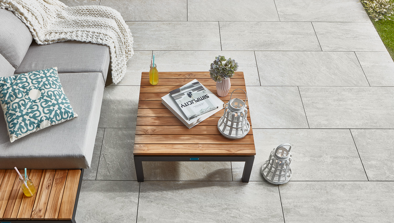 Keramikplatten mit Tisch und Sitzm&ouml;beln