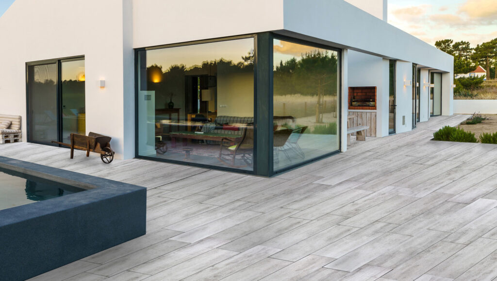 Keramikplatten auf einer Terrasse mit großen Fenstern