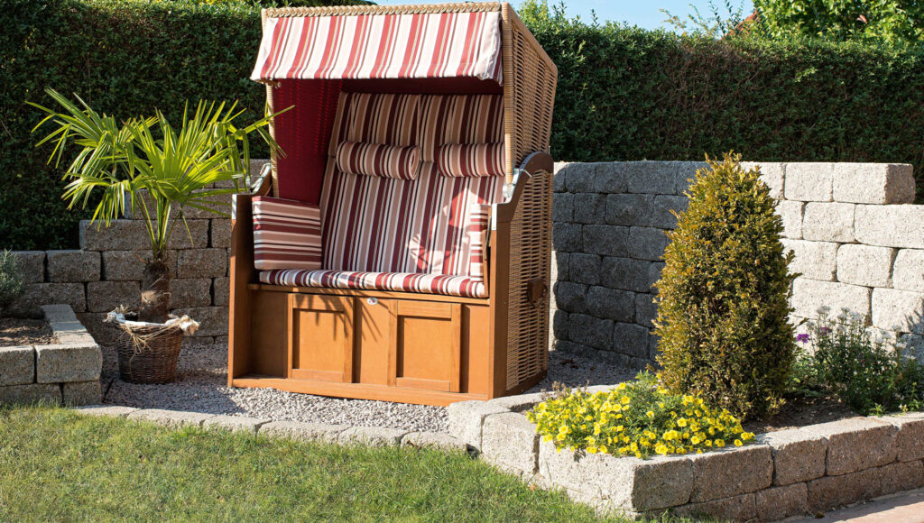 Sitzecke mit Strandkorb und Gartenmauer