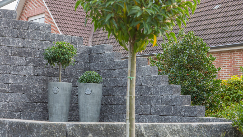 Mauersteine in einem Garten als Sitzecke