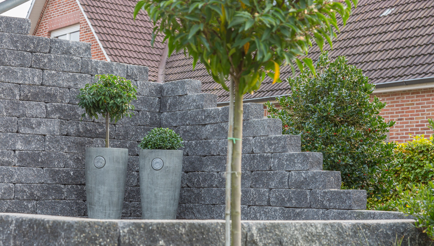 Mauersteine in einem Garten als Sitzecke