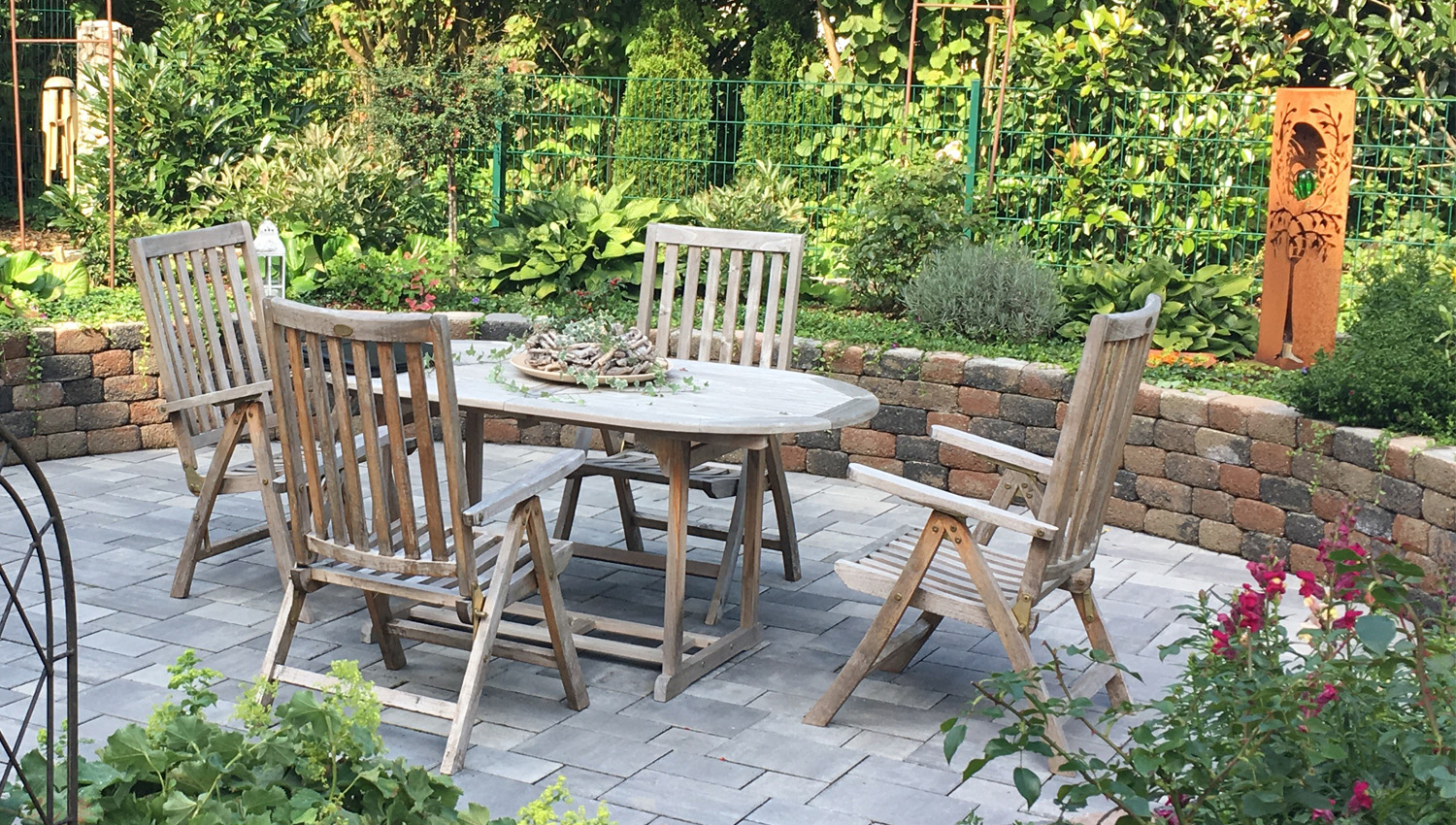 Sitzecke mit Mauersteinen in Muschelkalk