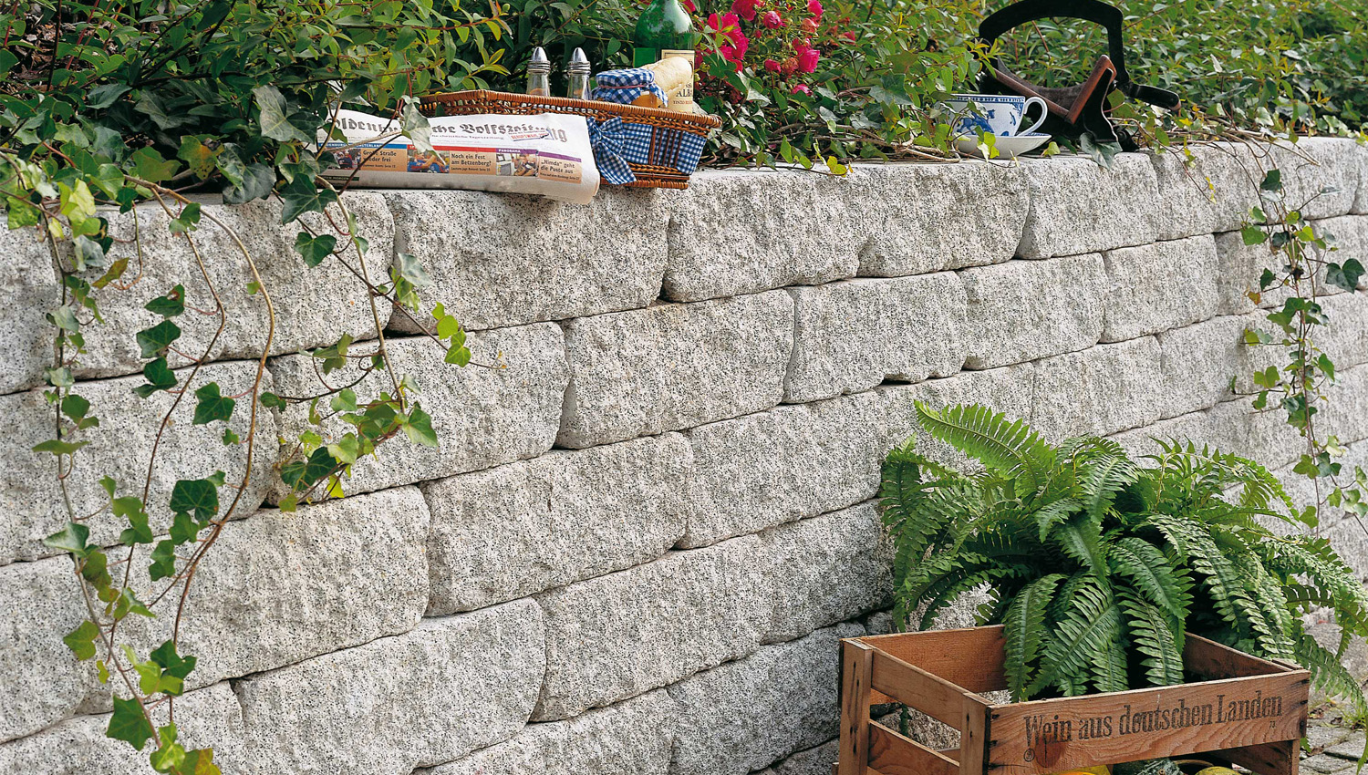 Graue Mauersteine im Garten