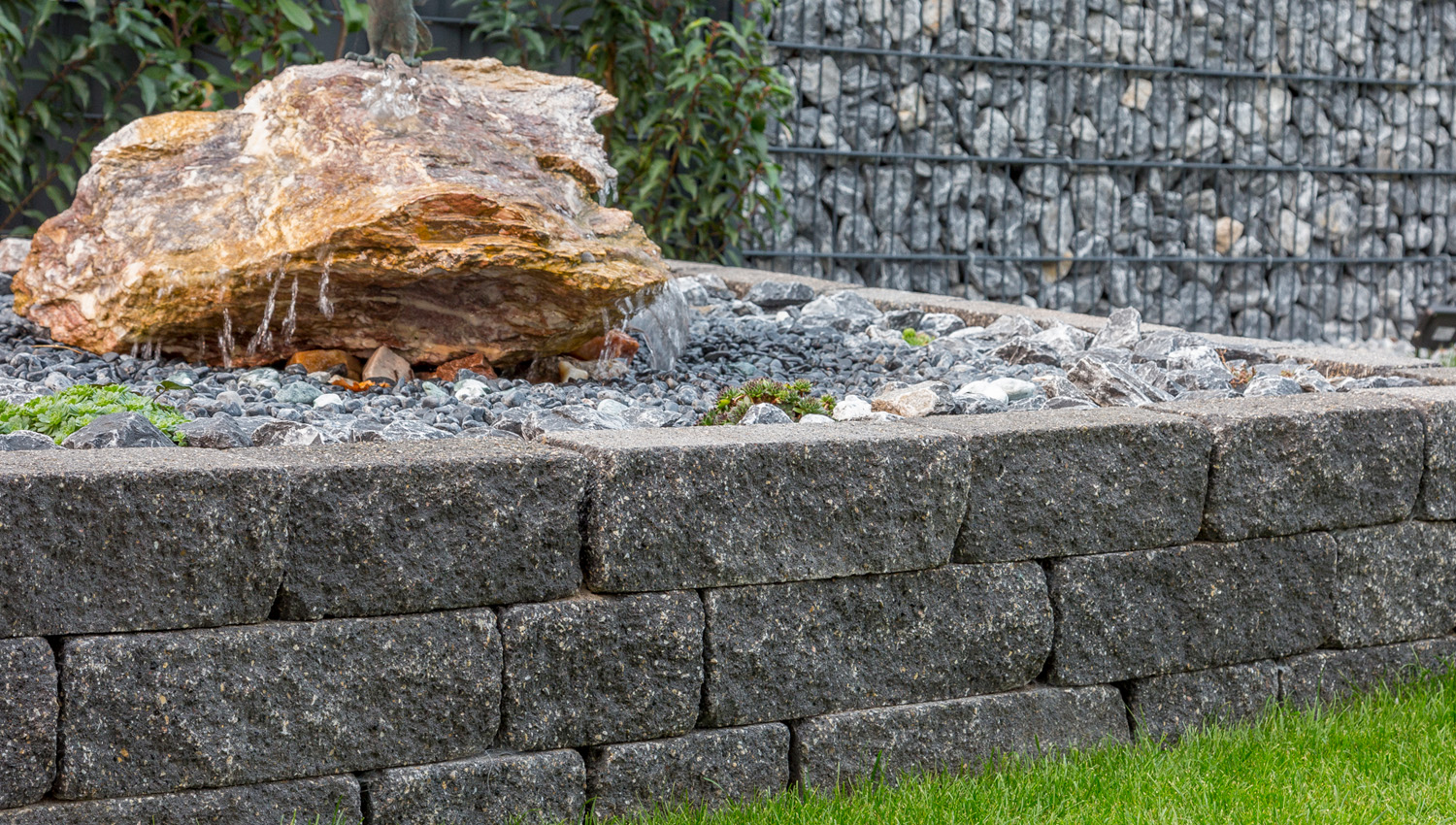 Mauersteine im Garten 