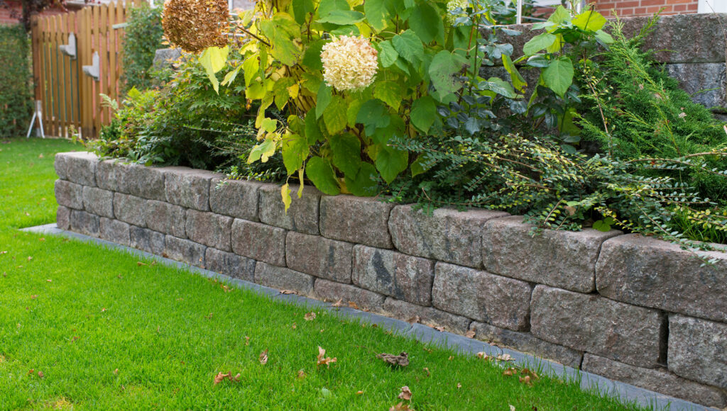 Muschelkalkmauer im Garten