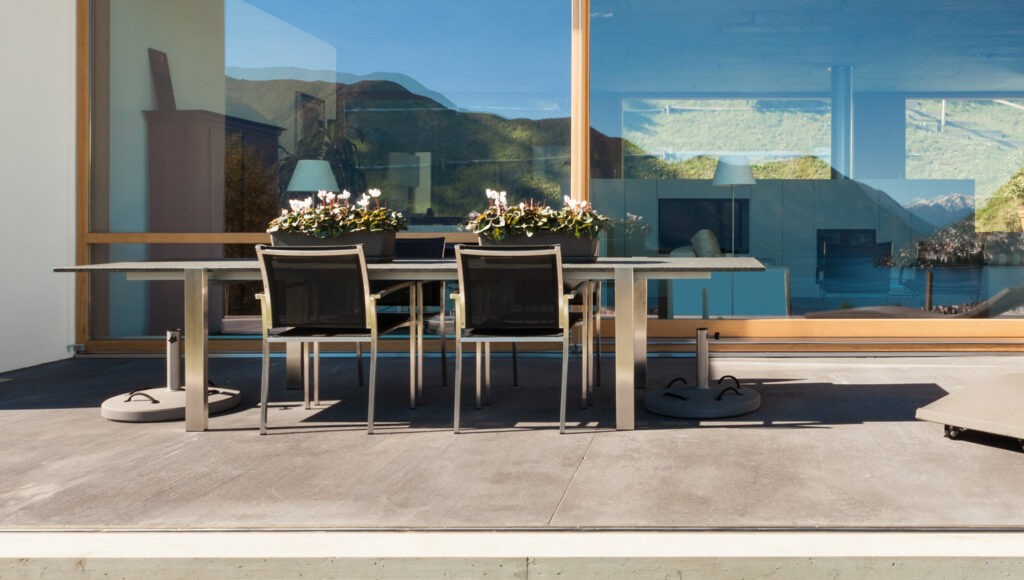 Terrassenplatten vor einem Fenster