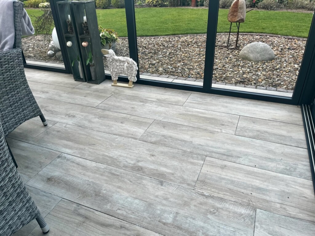 Keramikplatte Foresta Walnuss in einem Wintergarten