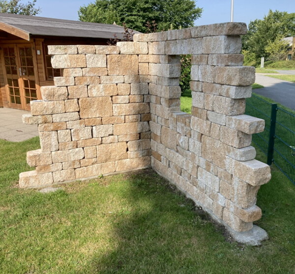 Mauer mit Fenster im Garten