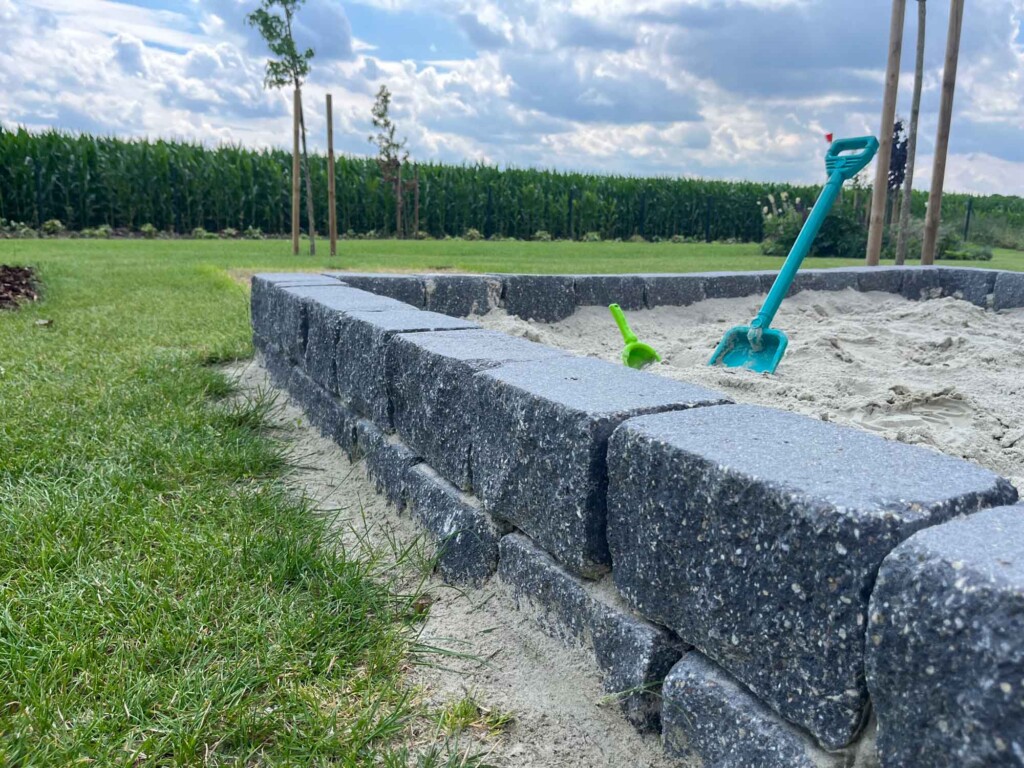 Mauersteine Gerlo Castell Anthrazit als Sandkasten