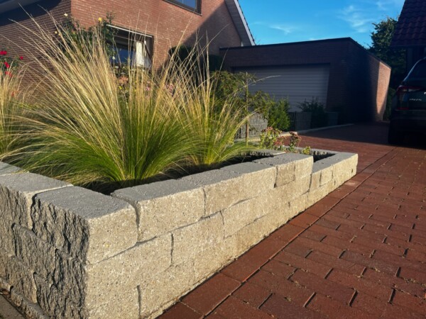 Mauerstein Gerlo Castell Granit Grau mit Blumen
