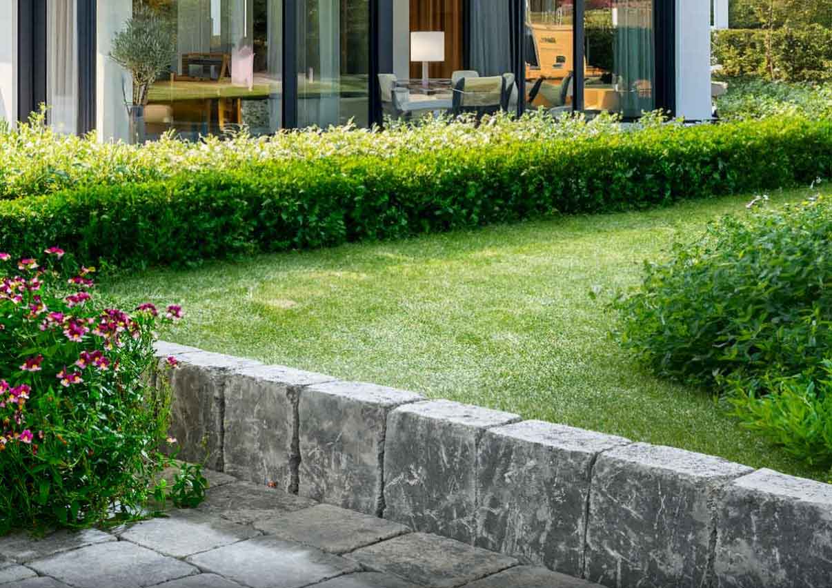 Mauersteine Plaza Platin im Vorgarten