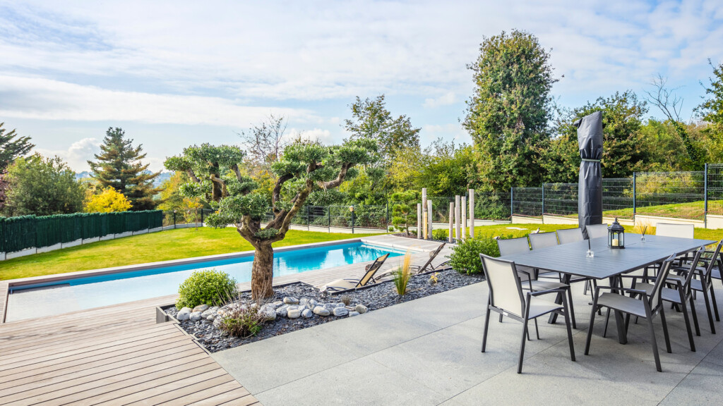 Terrasse im Garten und Pool