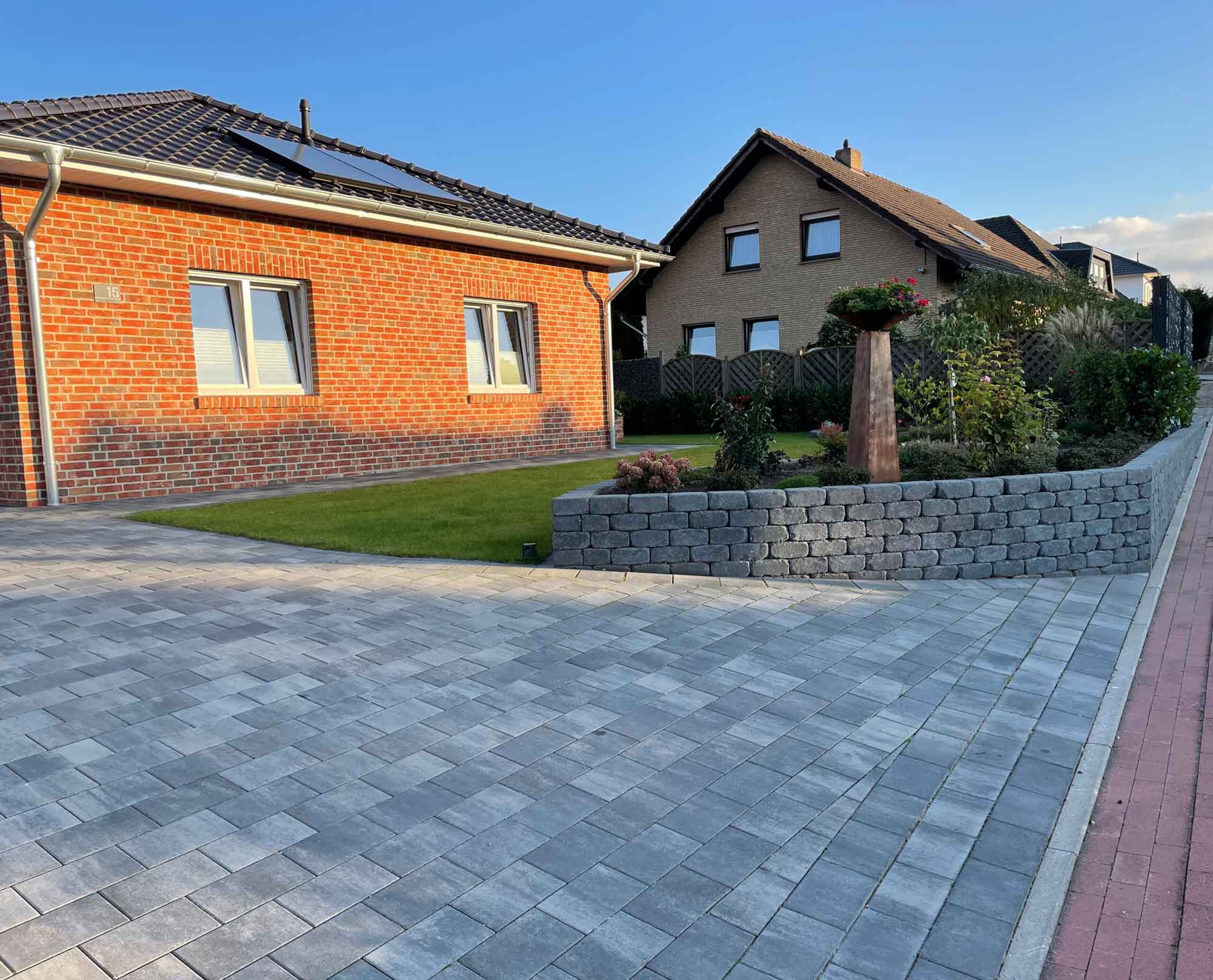 Pflasterstein Trendstone mit Duo Antik Mauer im Garten