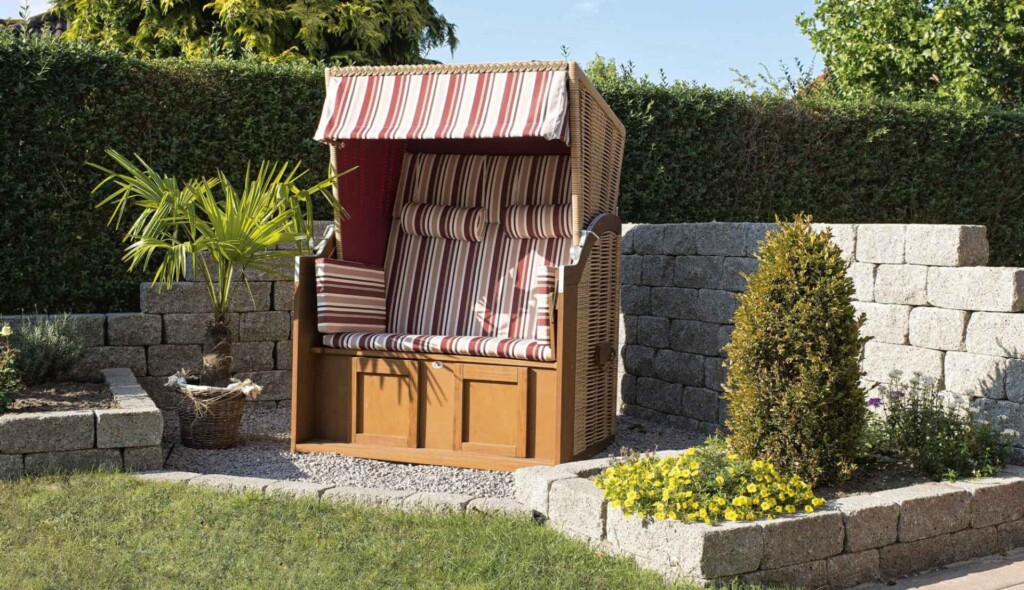 Sitzecke mit Strandkorb und MiniKombi Steinen