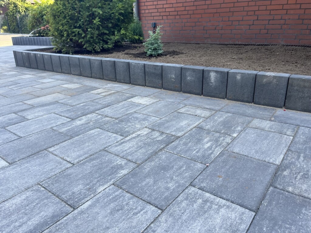 Palisaden Anthrazit an einem Weg