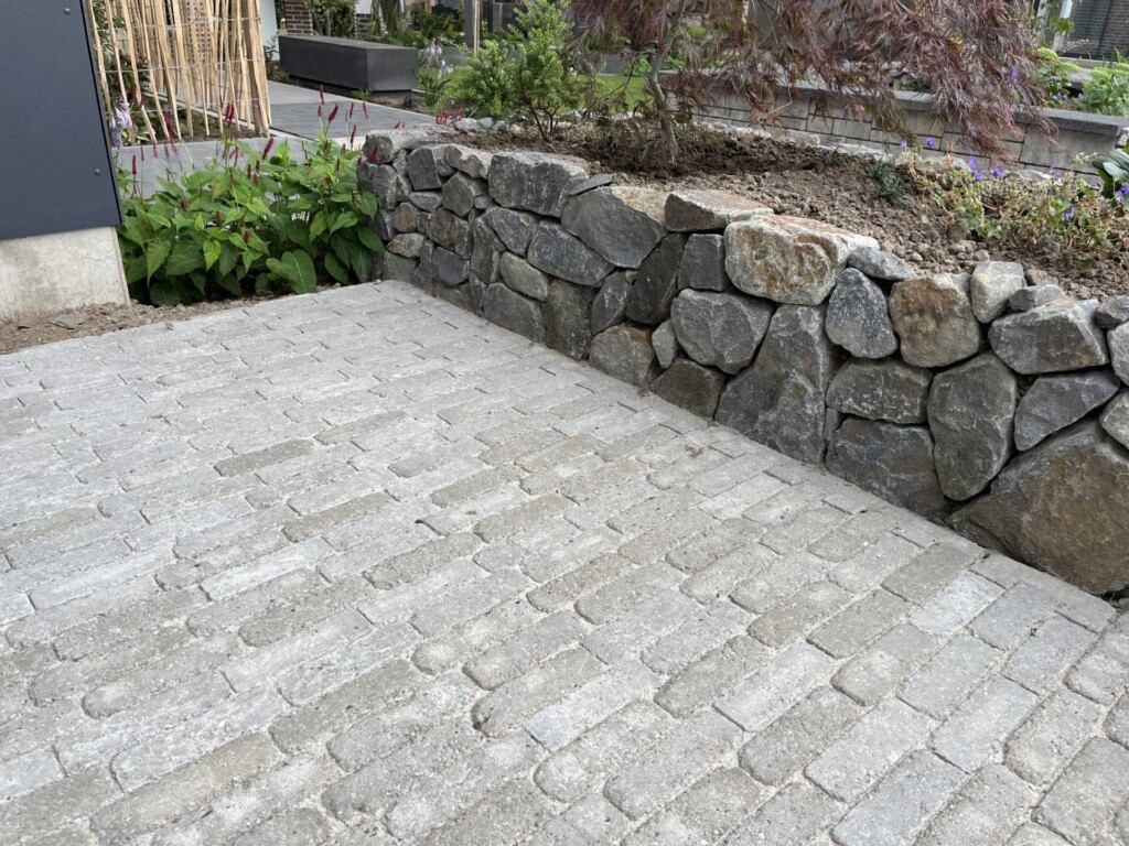 Pflasterstein Corda Antik Grau mit Mauer