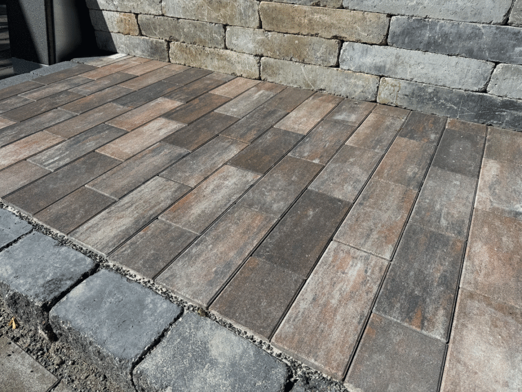 Pflastersteine Cristallo Greige Terra vor Mauer