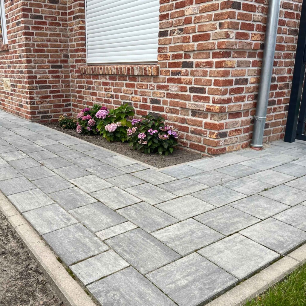 Pflastersteine Gerlo Select Graphit vor Haus