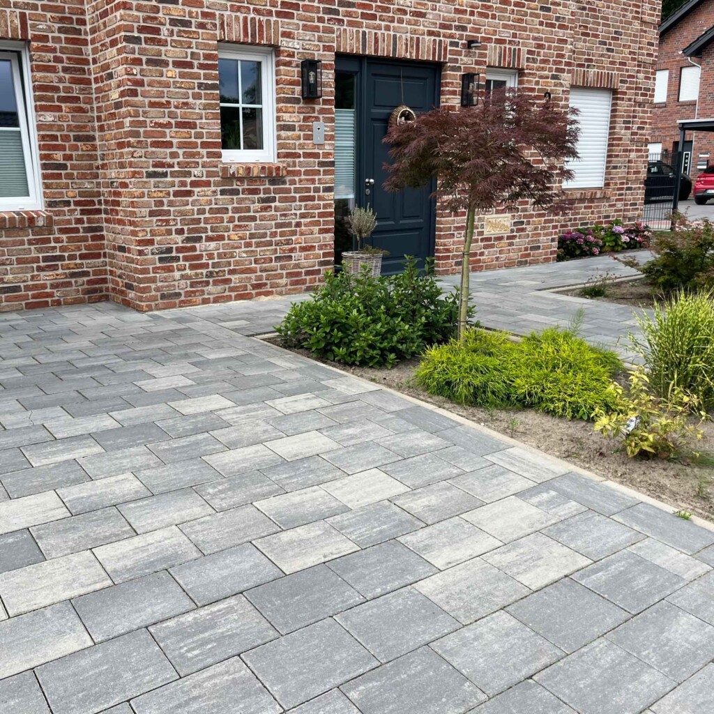 Pflastersteine Gerlo Select Graphit vor Haus mit Garten