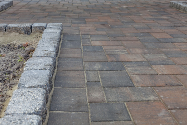 Weg mit Residenz Pflaster in Muschelkalk Optik
