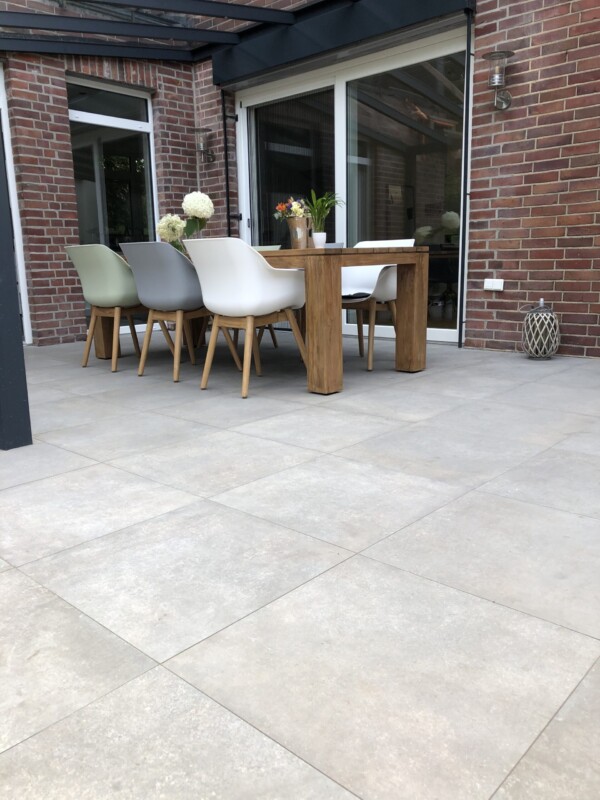 Tisch mit Stühlen auf überdachter Terrasse