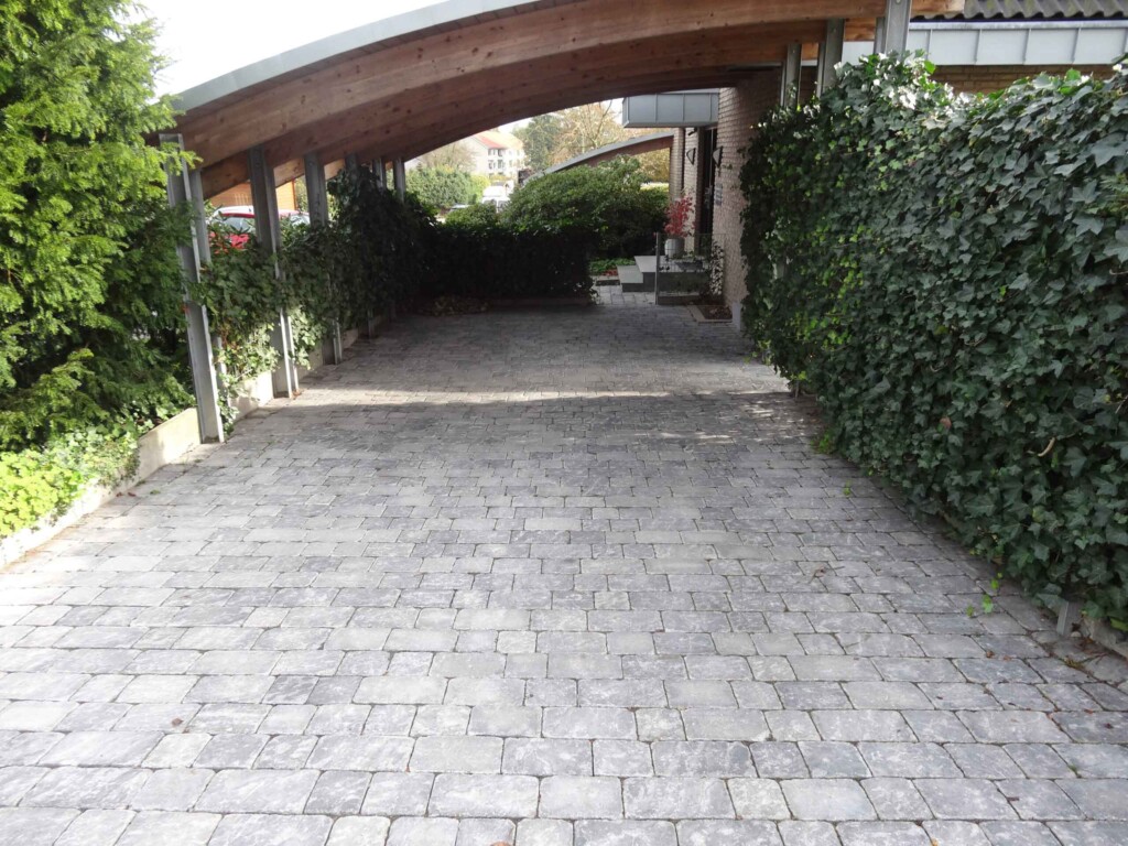 Antik Pflaster Senolo Antik gerumpelt unter Carport